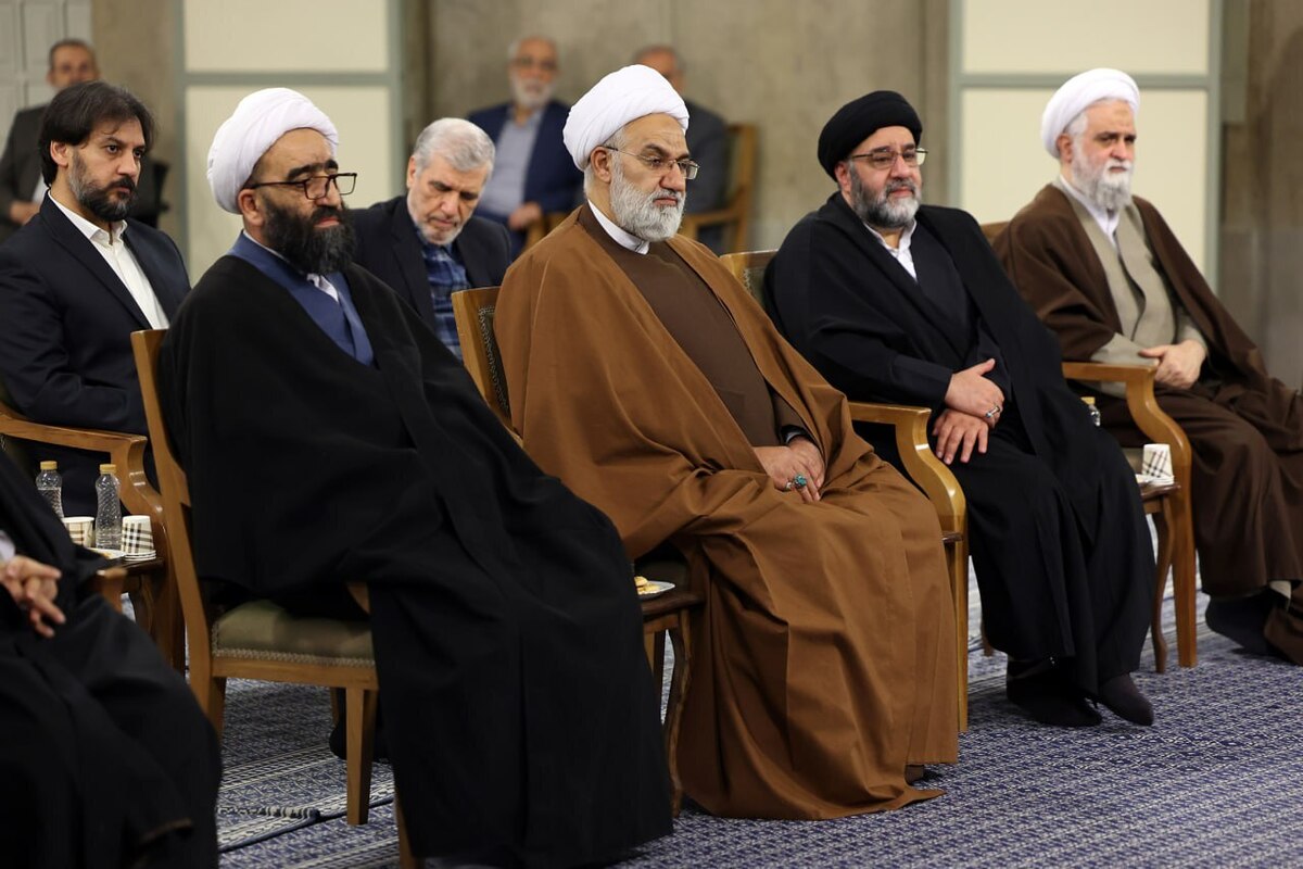 دیدار رهبر انقلاب با اعضای ستاد کنگره میلانی