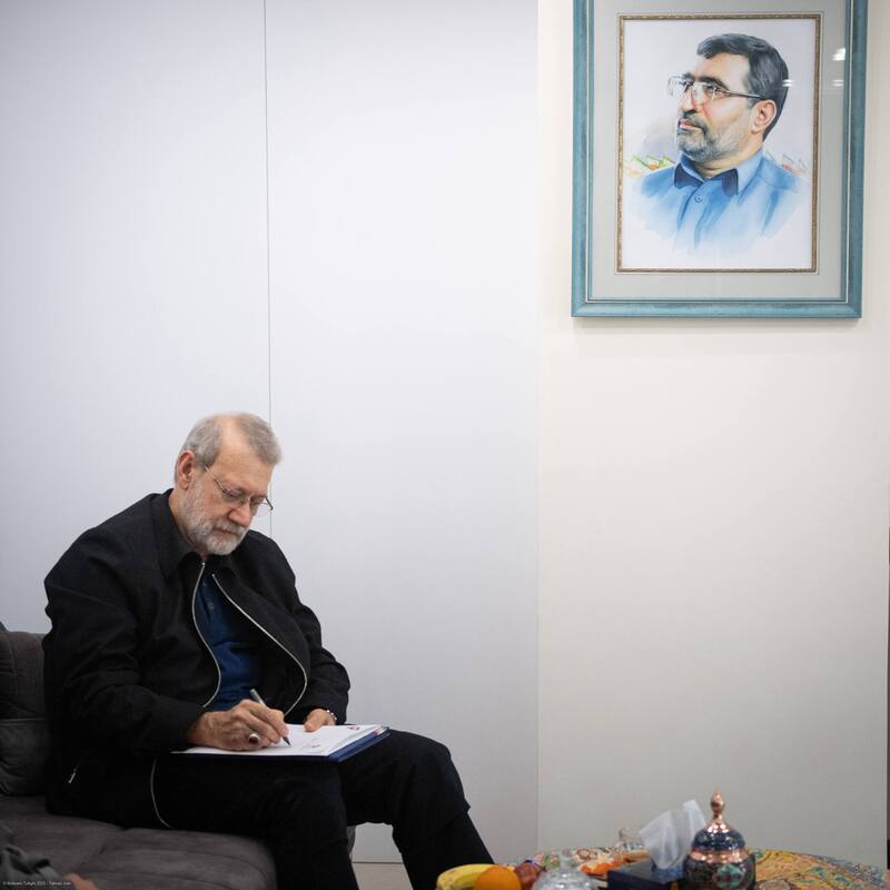 دیدار لاریجانی با خانواده‌ شهیدان حاجی‌زاده و محمود باقری