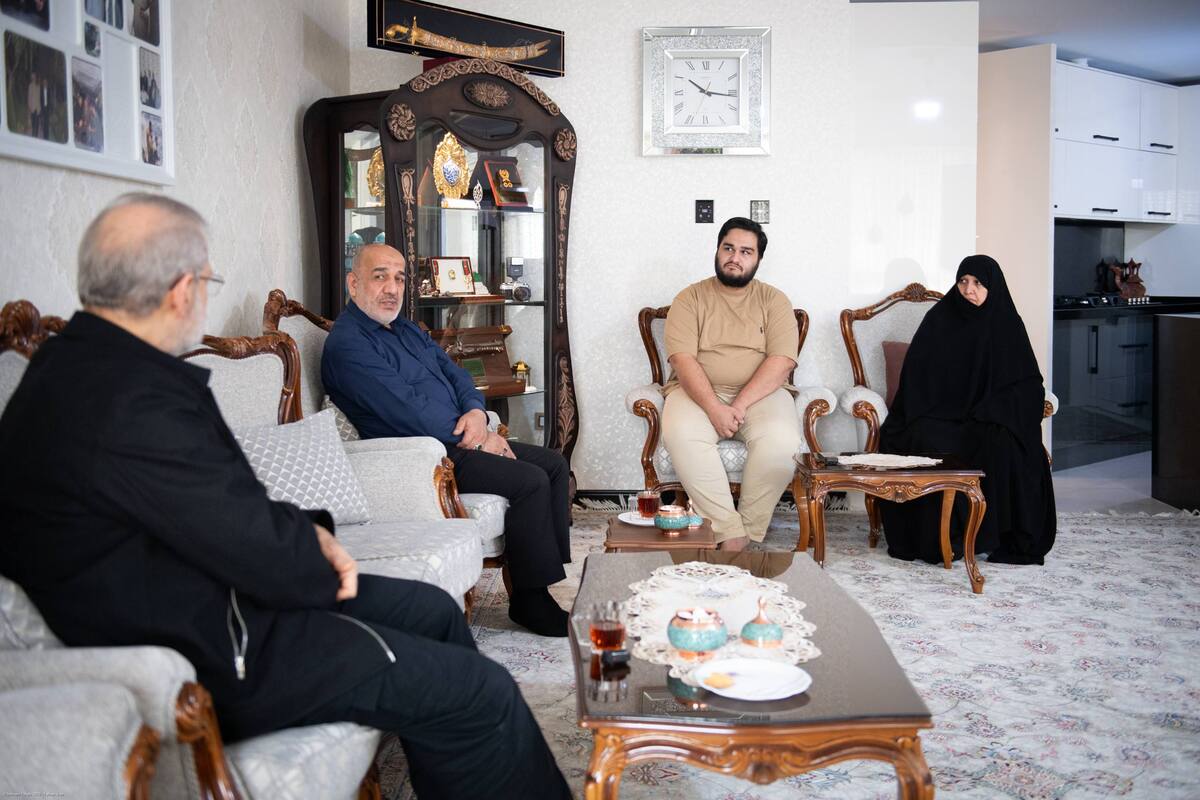 دیدار لاریجانی با خانواده‌ شهیدان حاجی‌زاده و محمود باقری