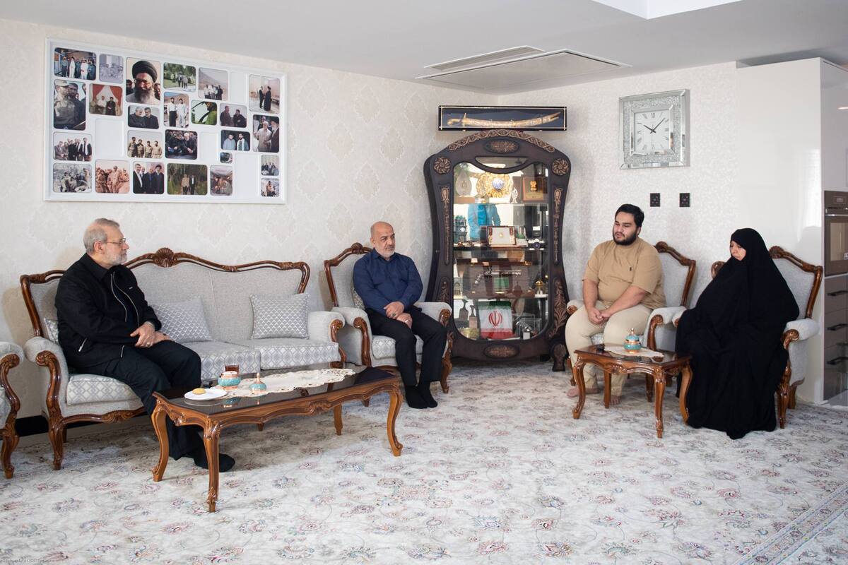 دیدار لاریجانی با خانواده‌ شهیدان حاجی‌زاده و محمود باقری