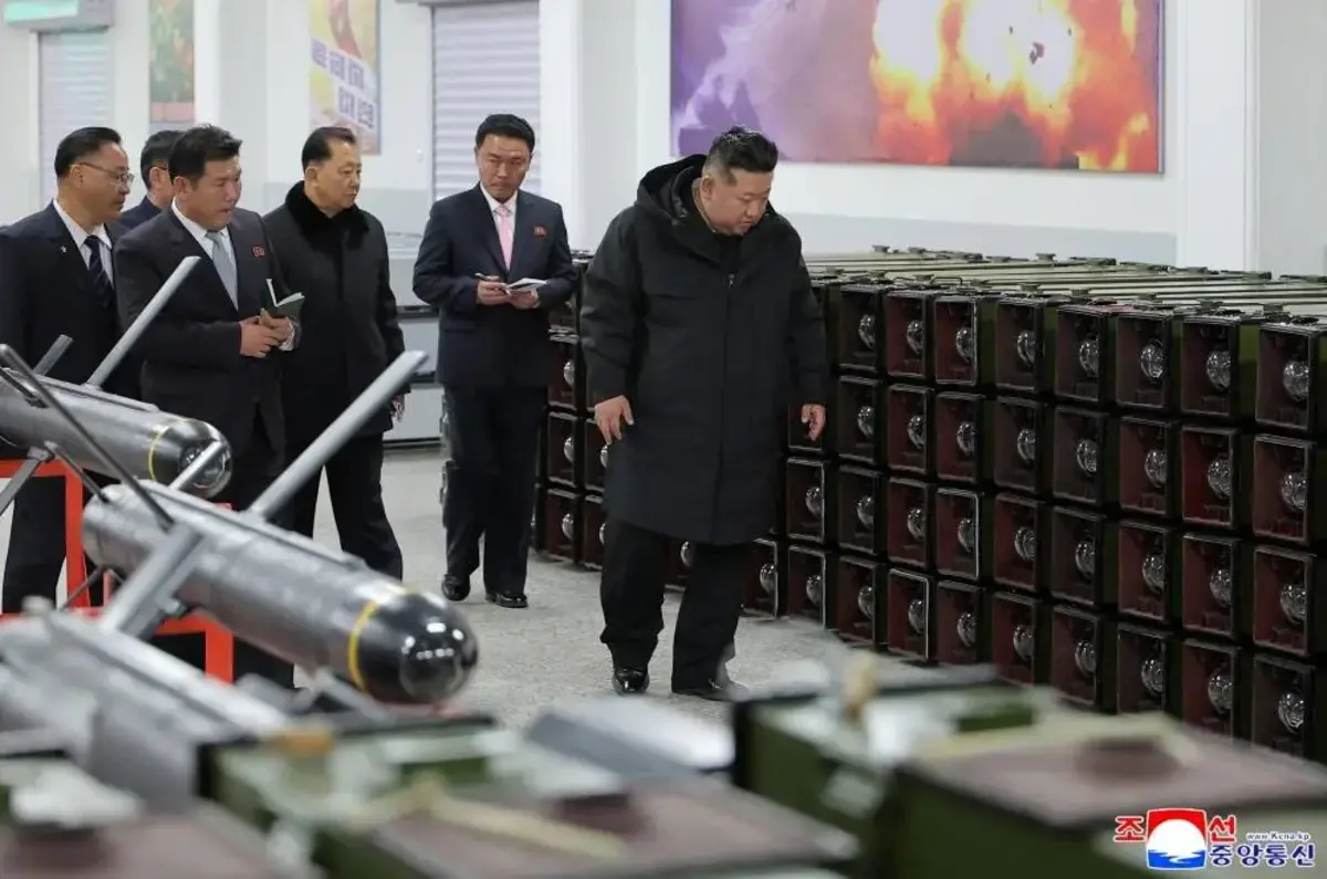 بازدید کیم جونگ اون، رهبر کره شمالی از کارخانه بزرگ مهمات‌سازی