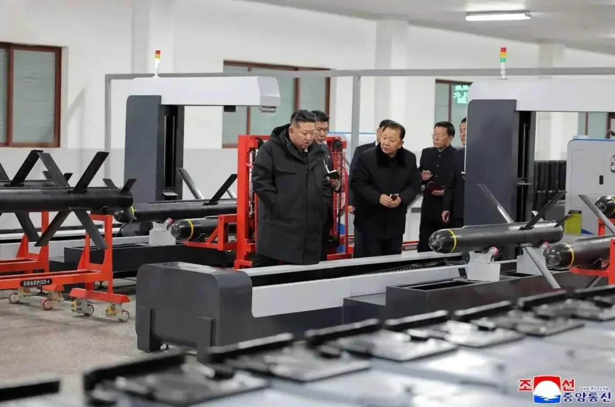بازدید کیم جونگ اون، رهبر کره شمالی از کارخانه بزرگ مهمات‌سازی