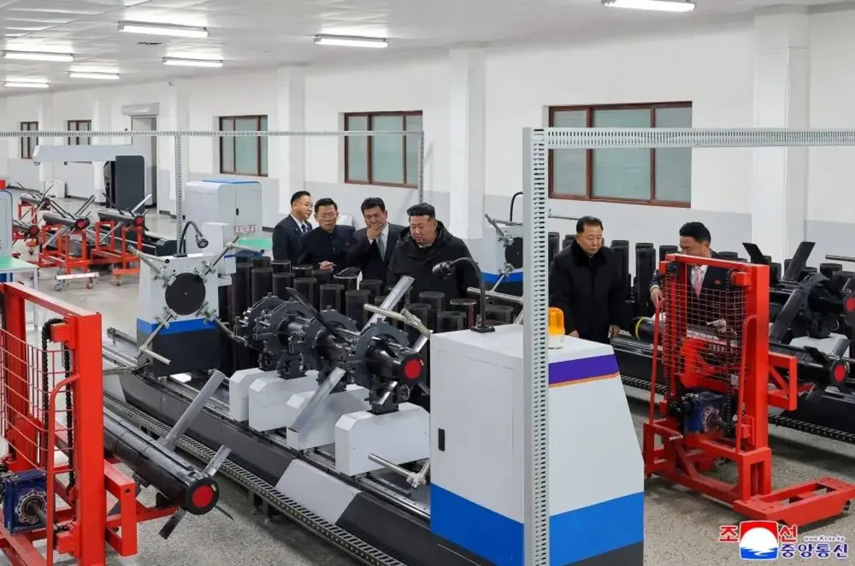 بازدید کیم جونگ اون، رهبر کره شمالی از کارخانه بزرگ مهمات‌سازی