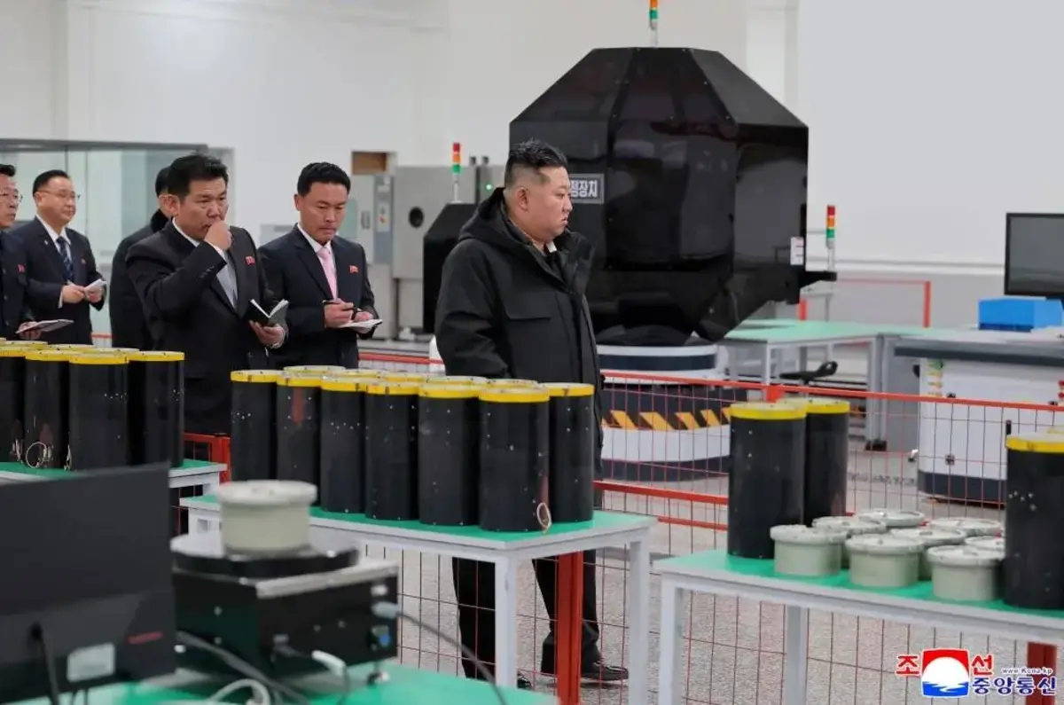 بازدید کیم جونگ اون، رهبر کره شمالی از کارخانه بزرگ مهمات‌سازی