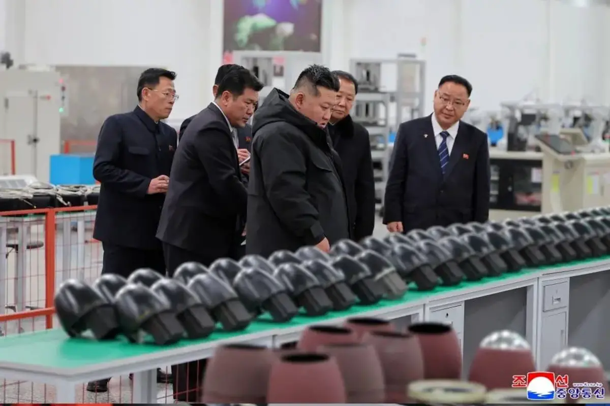 بازدید کیم جونگ اون، رهبر کره شمالی از کارخانه بزرگ مهمات‌سازی