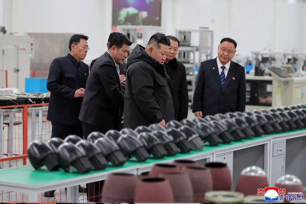 بازدید کیم جونگ اون، رهبر کره شمالی از کارخانه بزرگ مهمات‌سازی