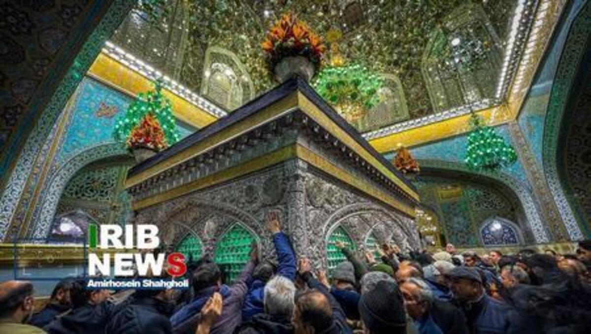 لحظه زیبای بارش برف در حرم امام رضا (ع)