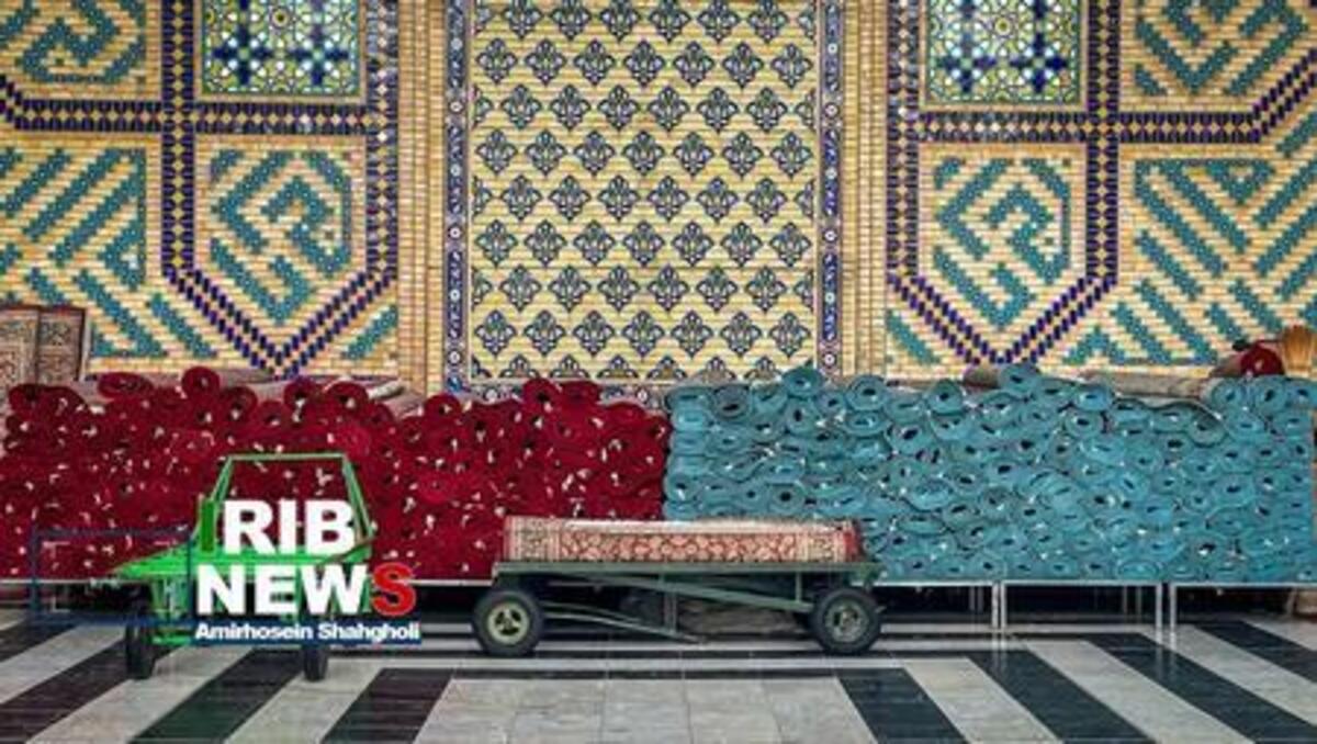 لحظه زیبای بارش برف در حرم امام رضا (ع)