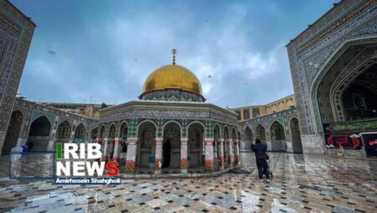 لحظه زیبای بارش برف در حرم امام رضا (ع)
