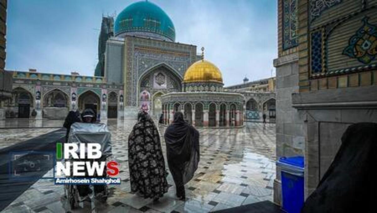 لحظه زیبای بارش برف در حرم امام رضا (ع)