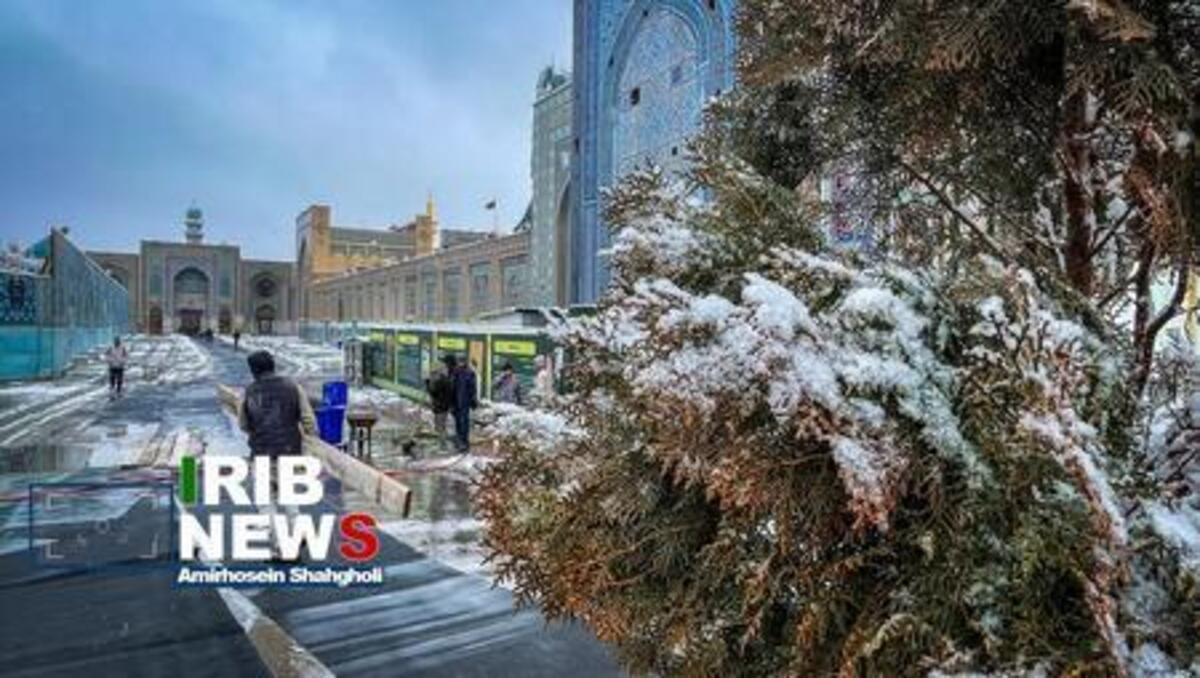 لحظه زیبای بارش برف در حرم امام رضا (ع)