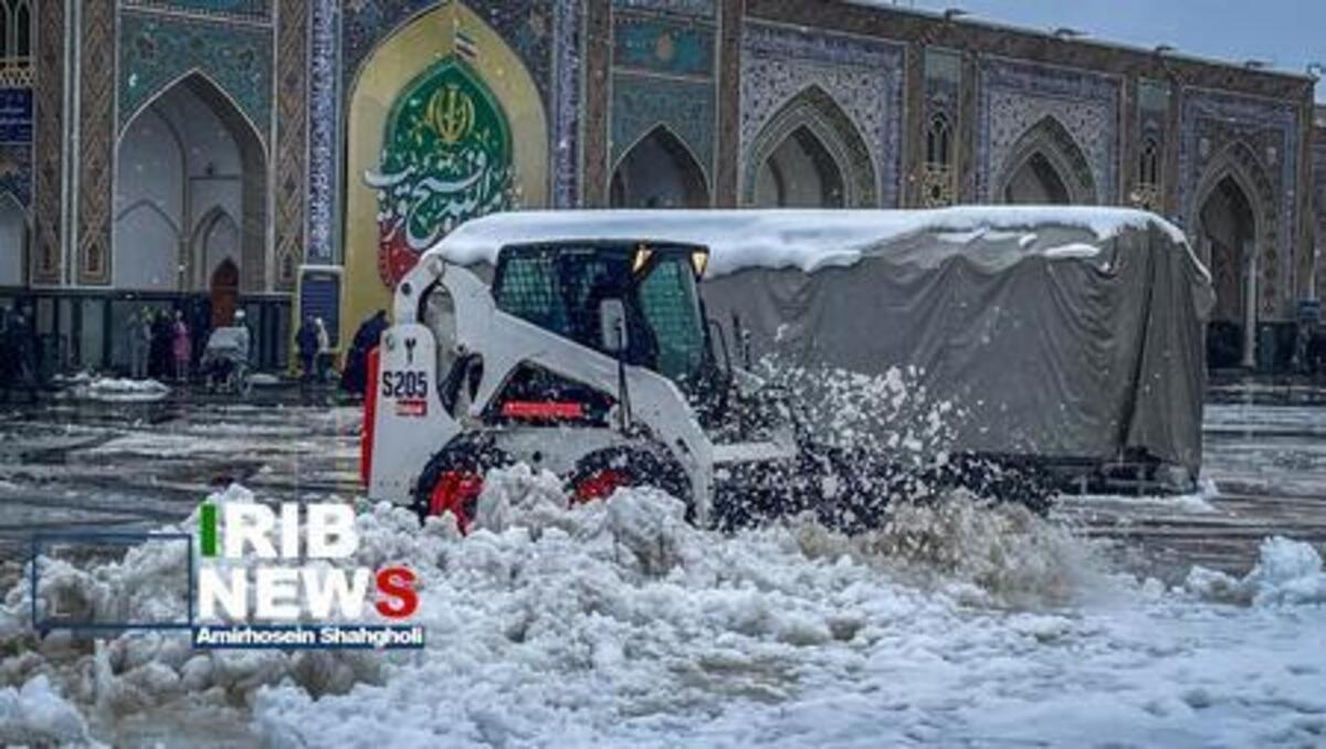 لحظه زیبای بارش برف در حرم امام رضا (ع)