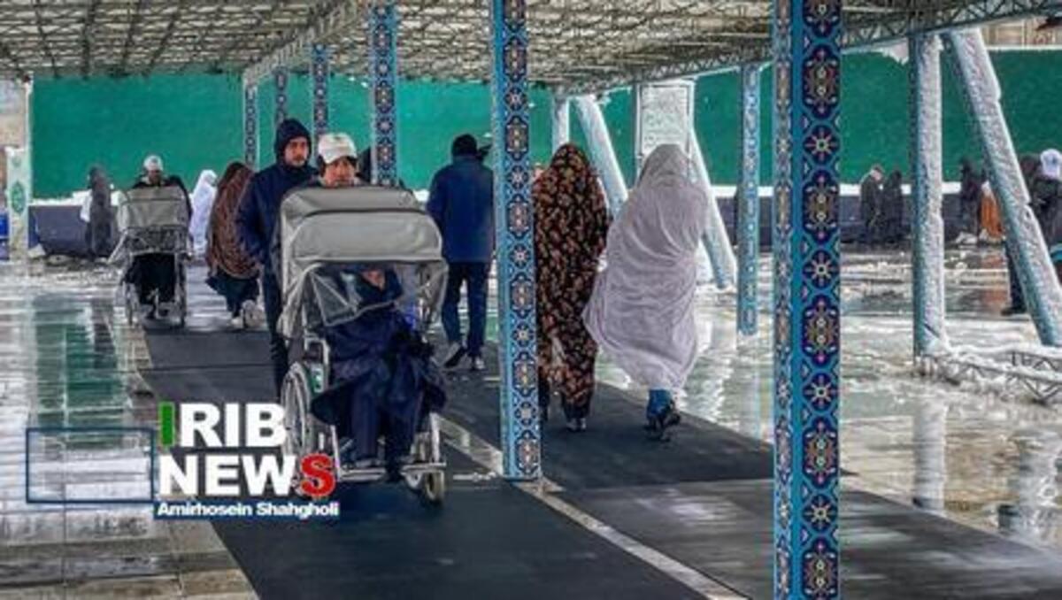 لحظه زیبای بارش برف در حرم امام رضا (ع)