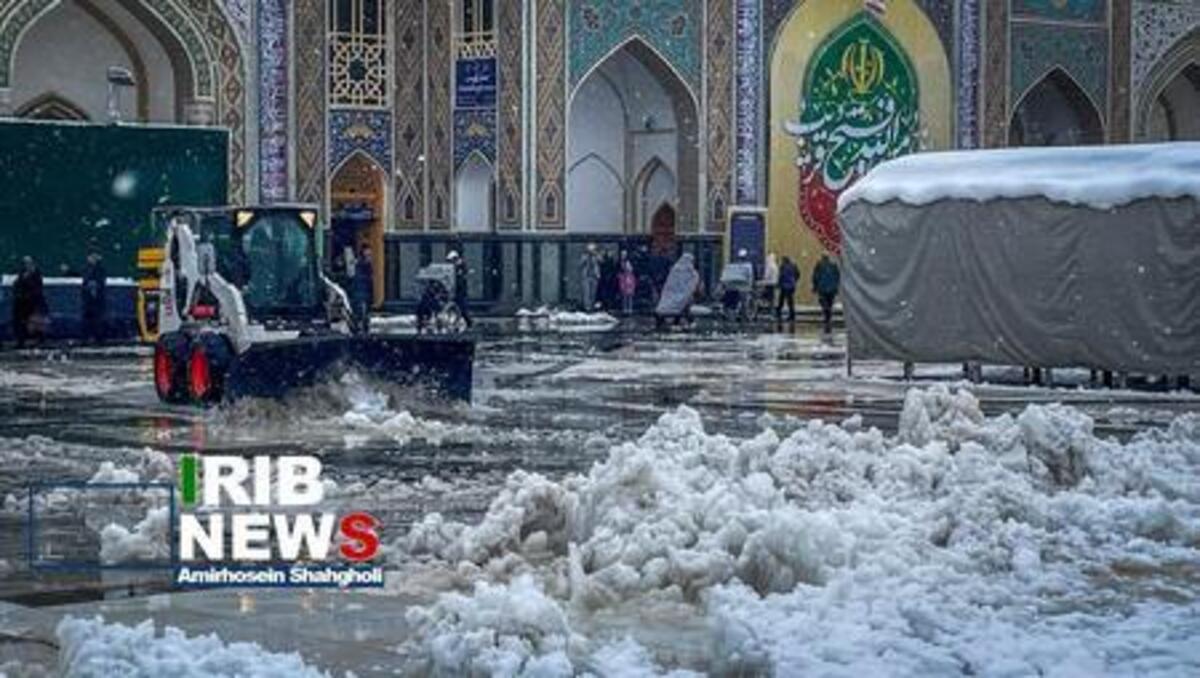 لحظه زیبای بارش برف در حرم امام رضا (ع)