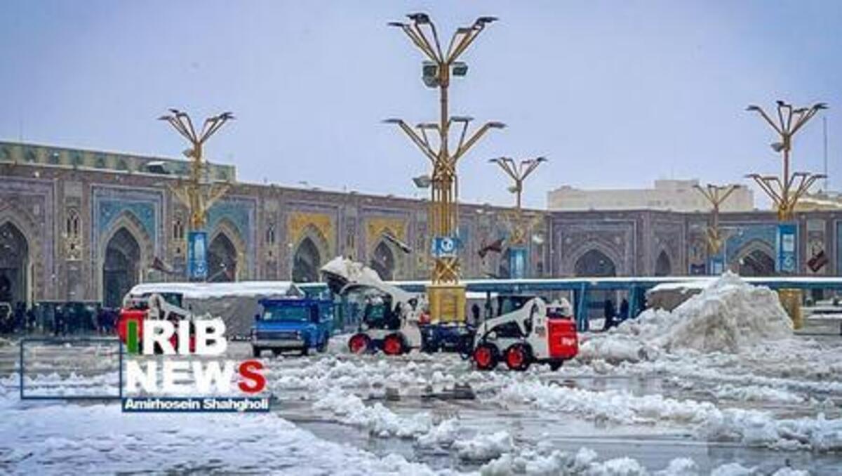 لحظه زیبای بارش برف در حرم امام رضا (ع)