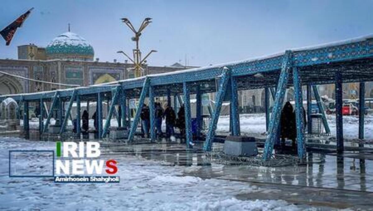 لحظه زیبای بارش برف در حرم امام رضا (ع)