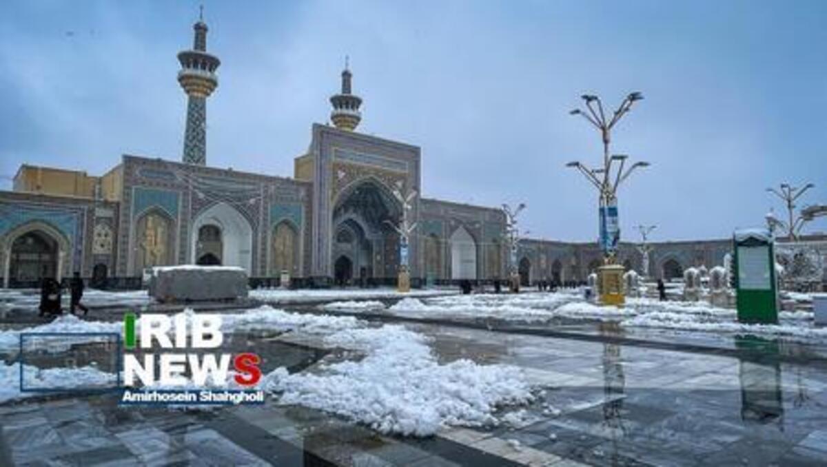 لحظه زیبای بارش برف در حرم امام رضا (ع)