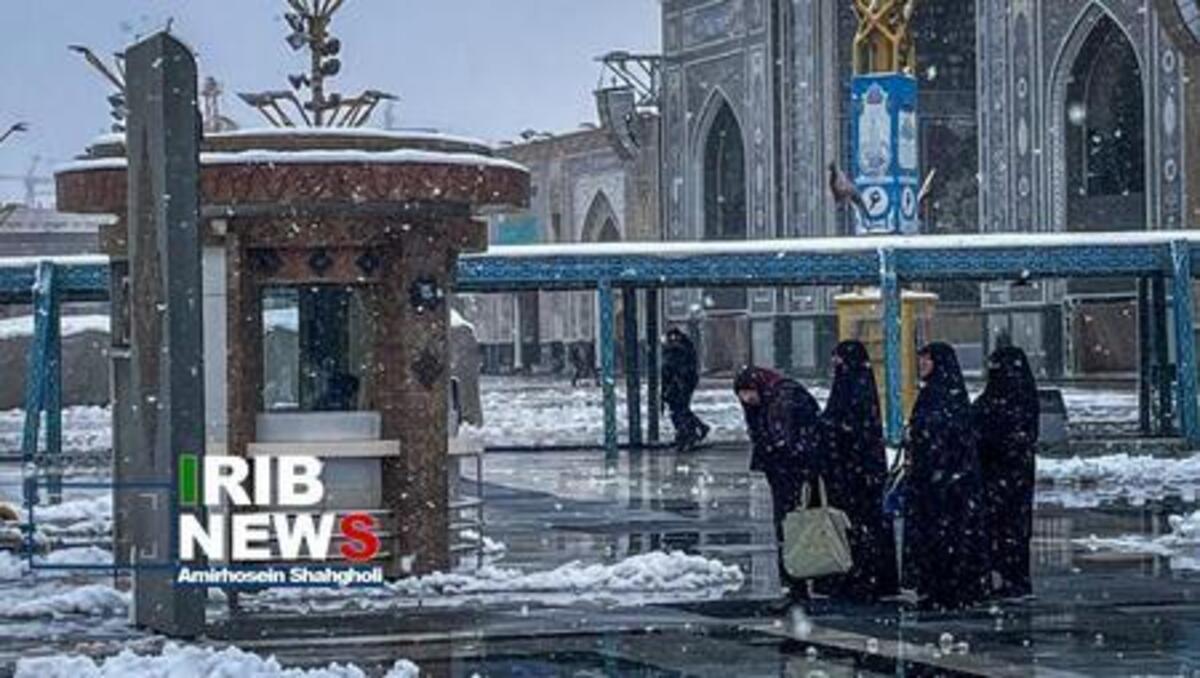 لحظه زیبای بارش برف در حرم امام رضا (ع)