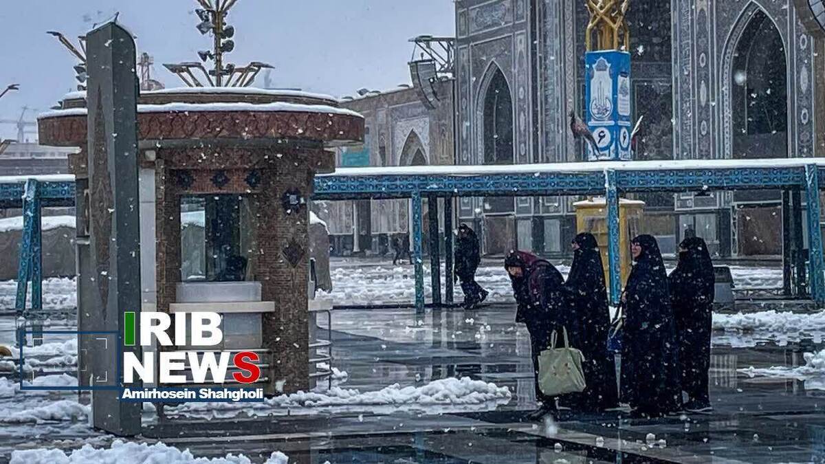لحظه زیبای بارش برف در حرم امام رضا (ع)