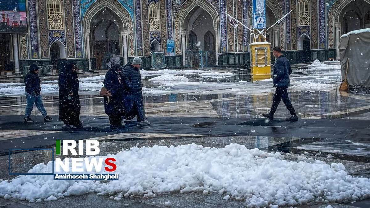 لحظه زیبای بارش برف در حرم امام رضا (ع)