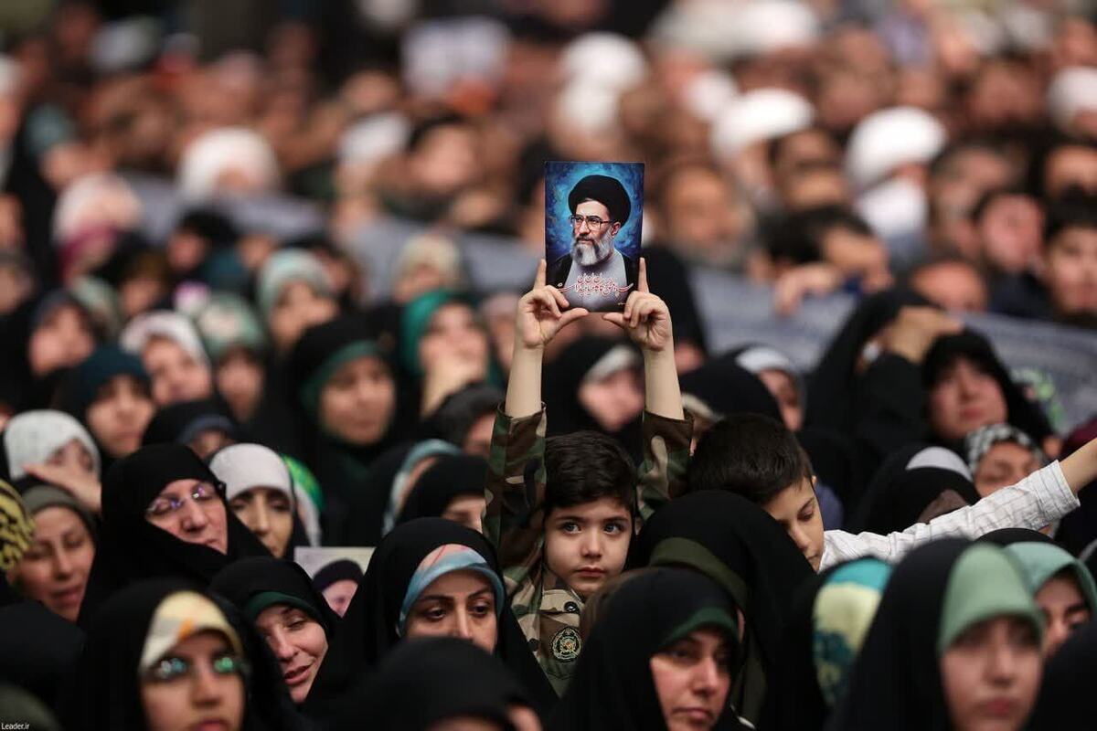  دیدار هزاران نفر از قشرهای مختلف مردم  با رهبر انقلاب