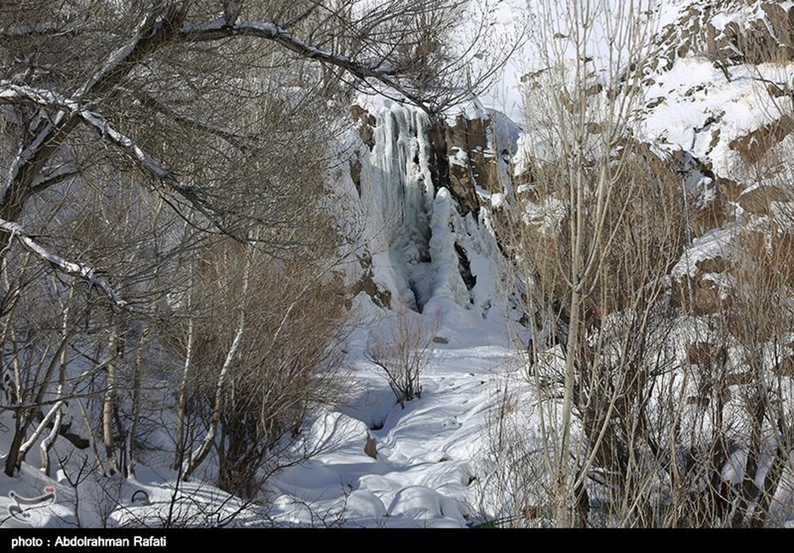 آبشار گنجنامه همدان یخ زد