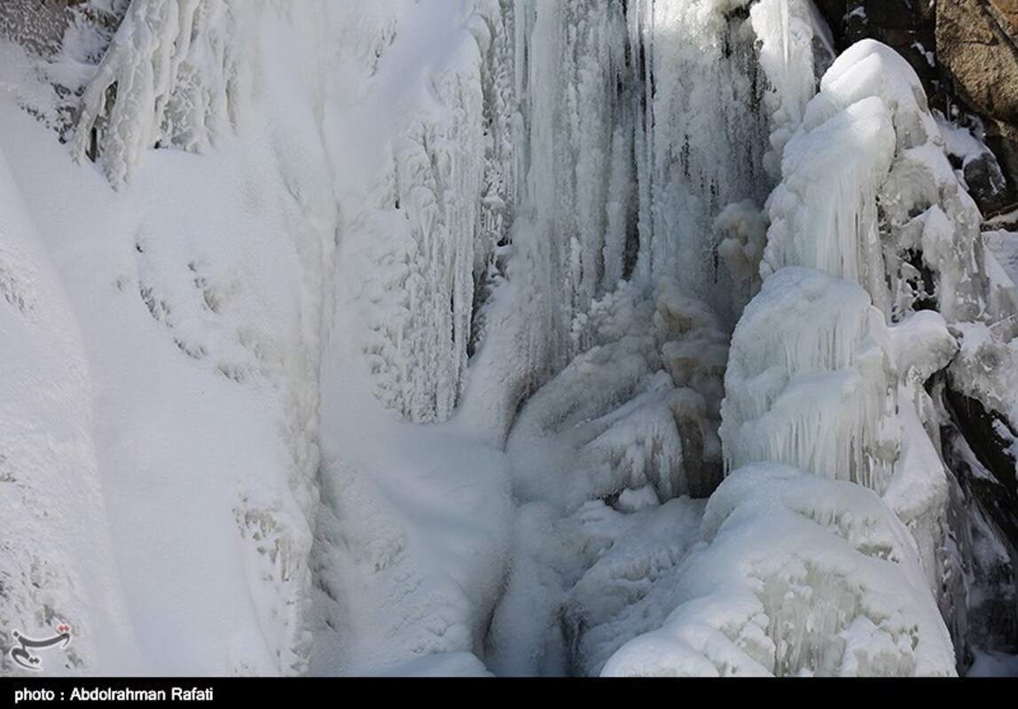 آبشار گنجنامه همدان یخ زد