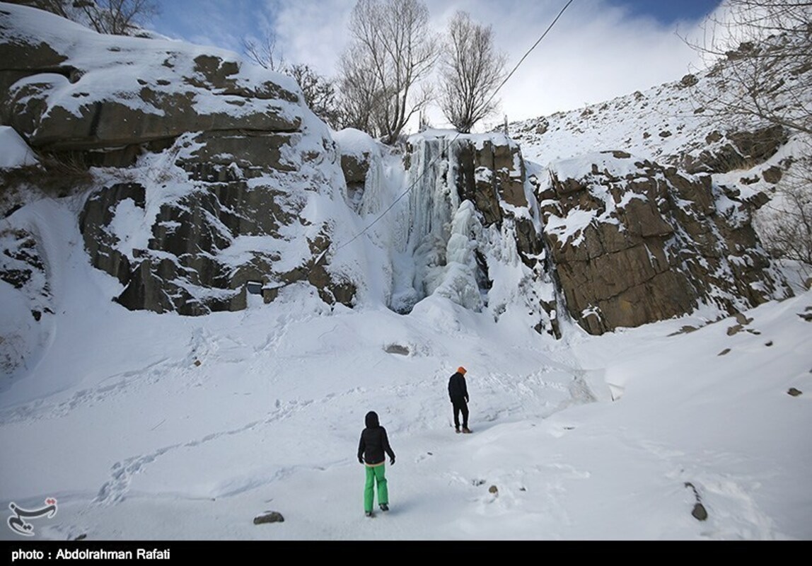 آبشار گنجنامه همدان یخ زد