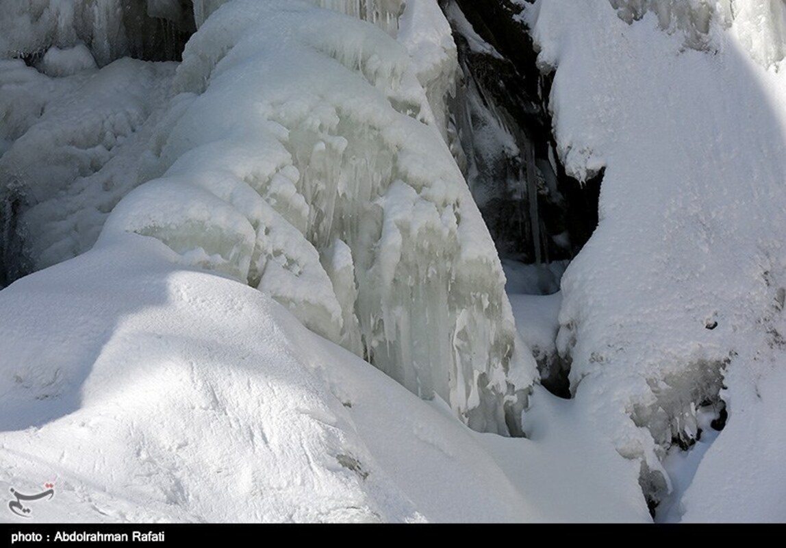 آبشار گنجنامه همدان یخ زد