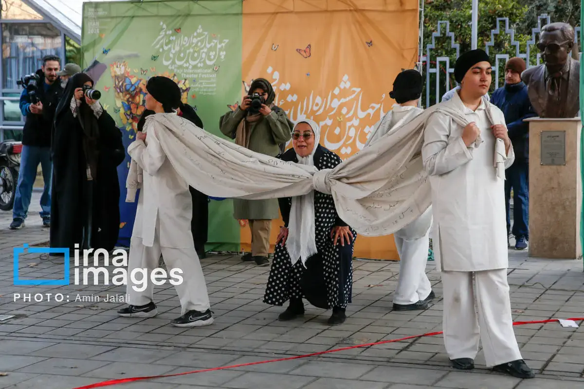 اجرای نامیران در سومین روز جشنواره تئاتر خیابانی فجر