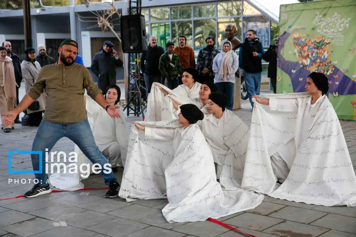 اجرای نامیران در سومین روز جشنواره تئاتر خیابانی فجر