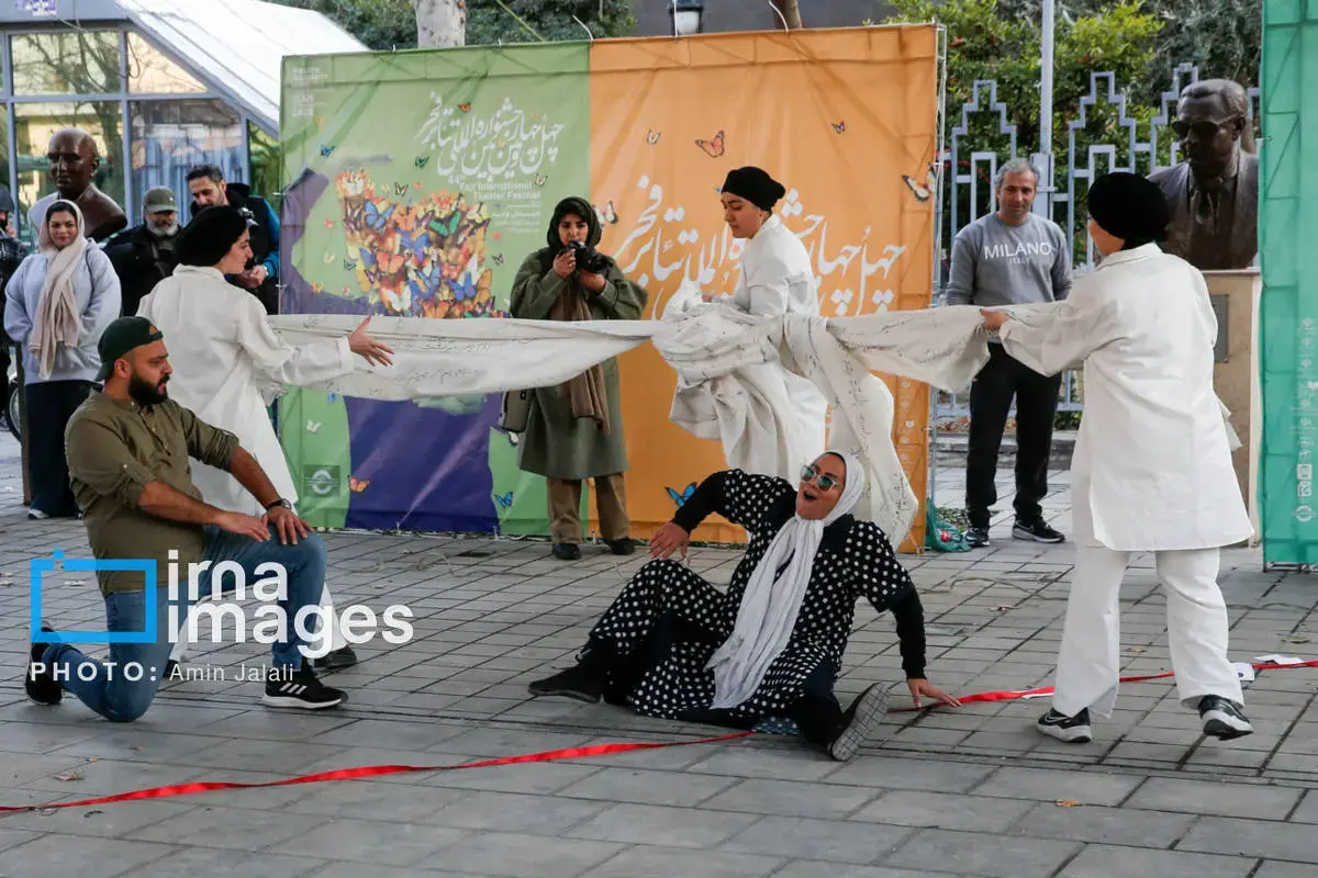 اجرای نامیران در سومین روز جشنواره تئاتر خیابانی فجر