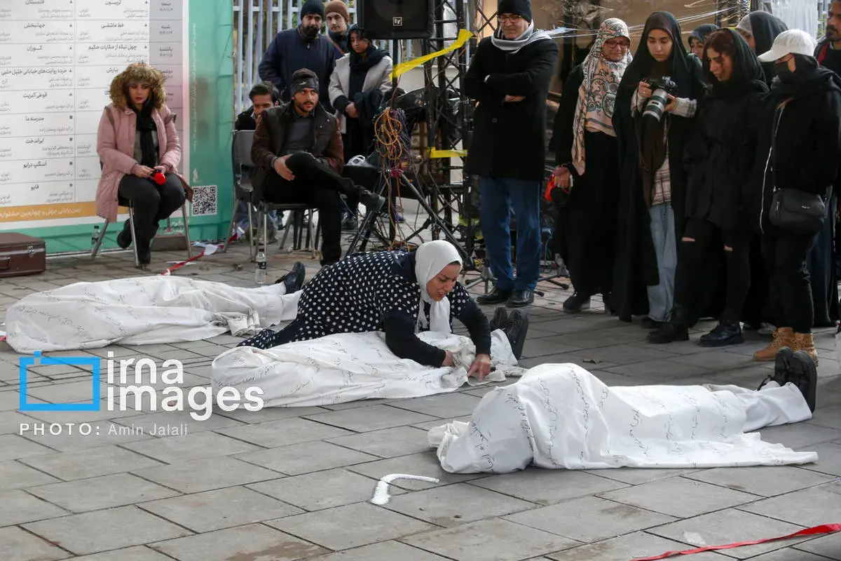 اجرای نامیران در سومین روز جشنواره تئاتر خیابانی فجر