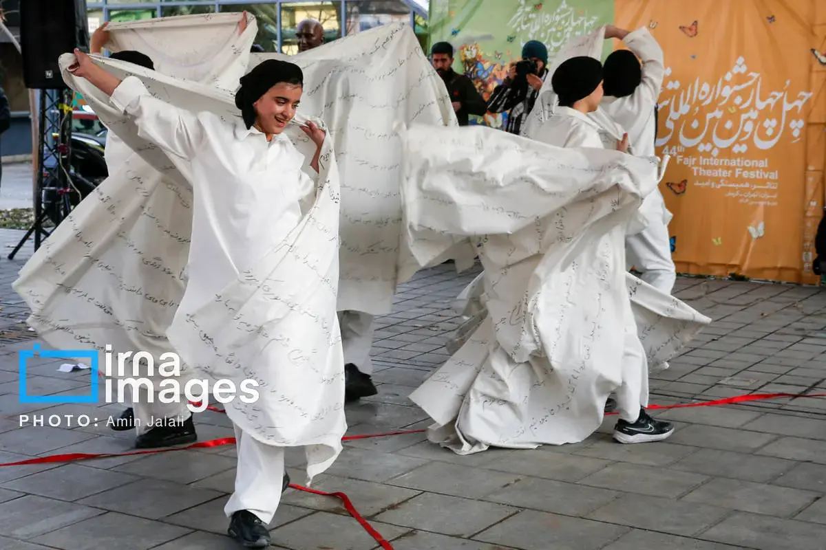 اجرای نامیران در سومین روز جشنواره تئاتر خیابانی فجر