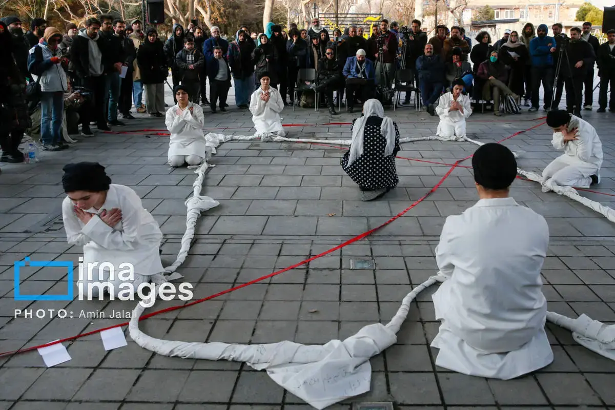اجرای نامیران در سومین روز جشنواره تئاتر خیابانی فجر