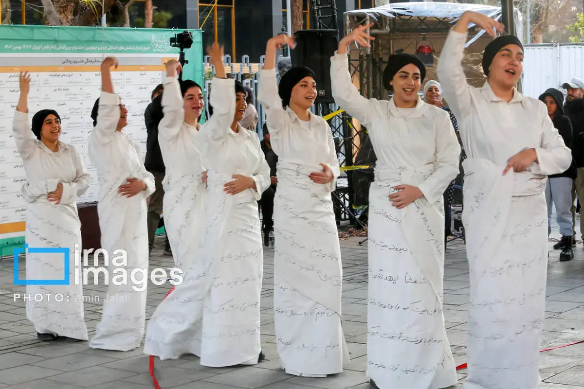 اجرای نامیران در سومین روز جشنواره تئاتر خیابانی فجر