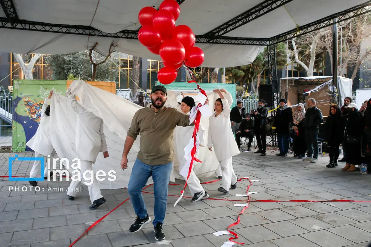 اجرای نامیران در سومین روز جشنواره تئاتر خیابانی فجر