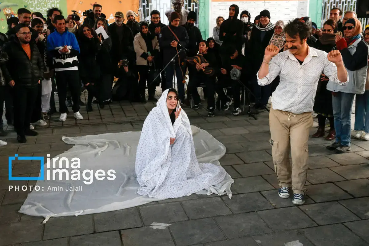 اجرای نامیران در سومین روز جشنواره تئاتر خیابانی فجر