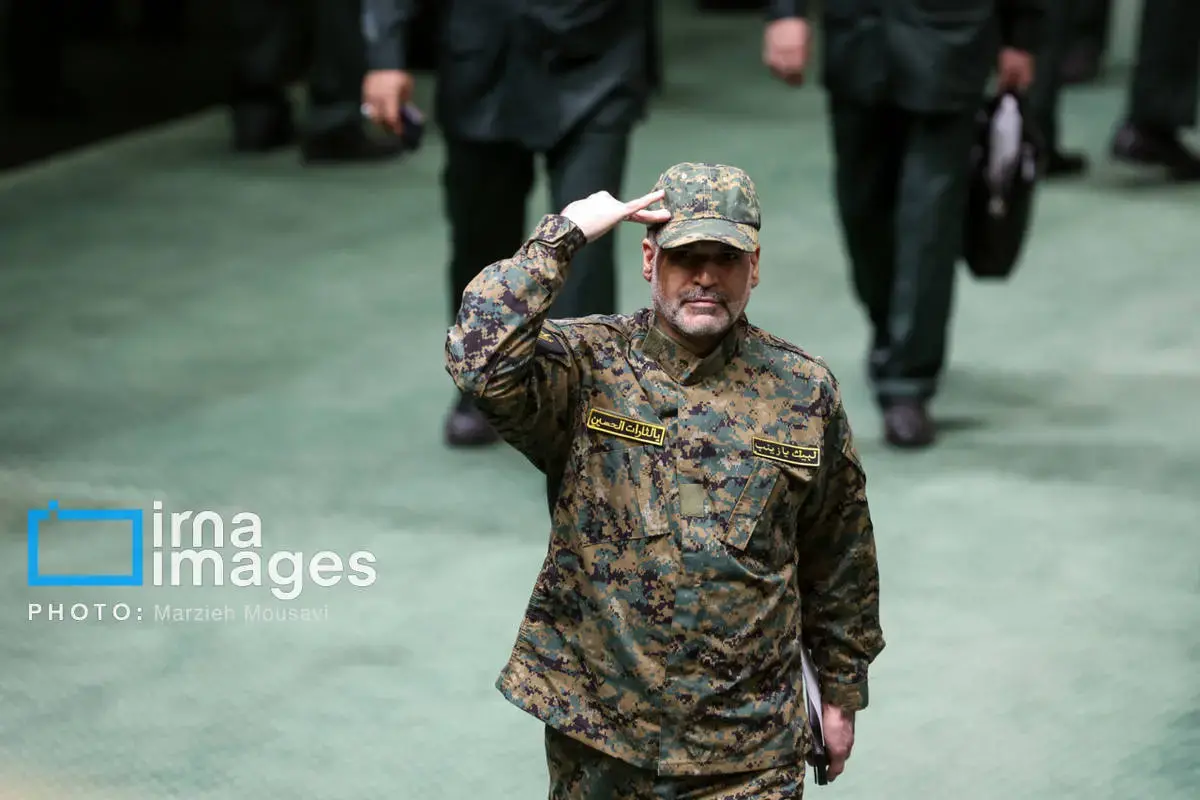 عکس یادگاری نمایندگان مجلس با لباس سپاه