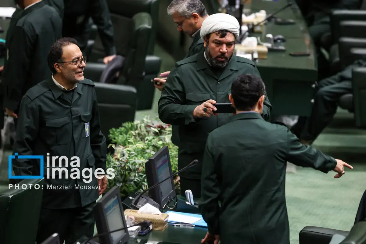 عکس یادگاری نمایندگان مجلس با لباس سپاه