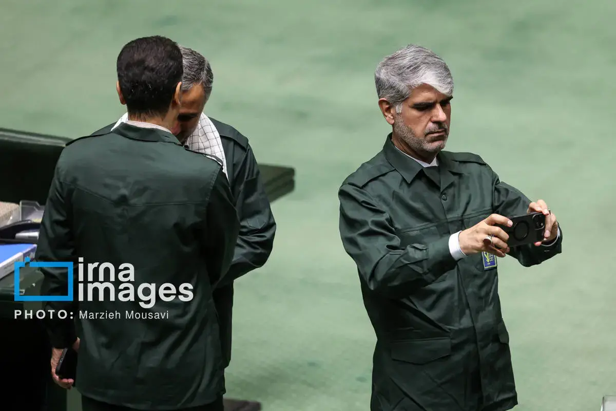 عکس یادگاری نمایندگان مجلس با لباس سپاه