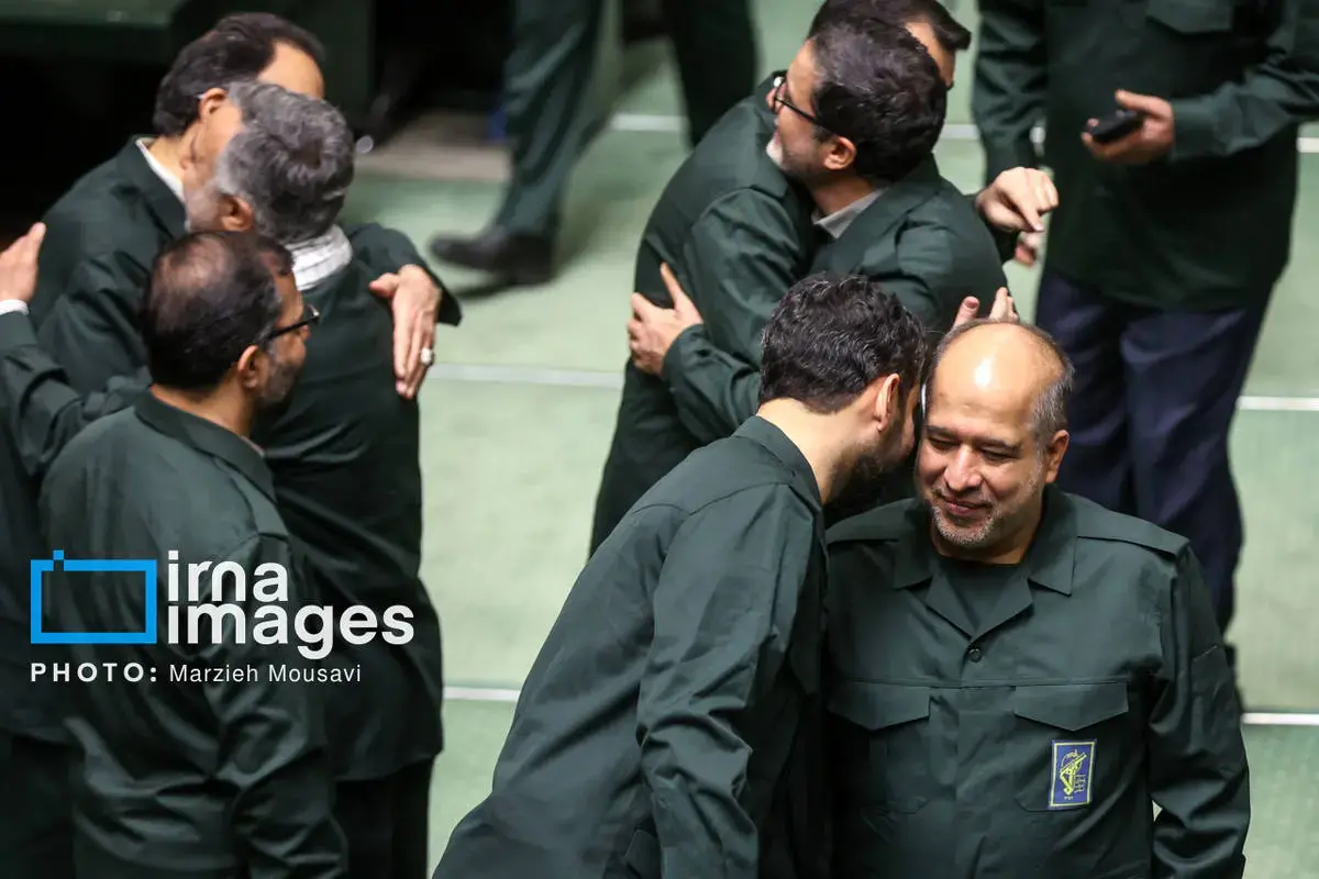 عکس یادگاری نمایندگان مجلس با لباس سپاه