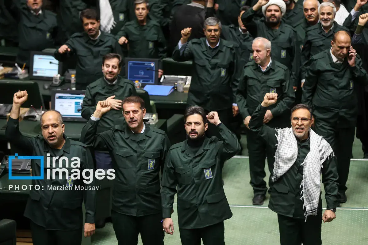 عکس یادگاری نمایندگان مجلس با لباس سپاه