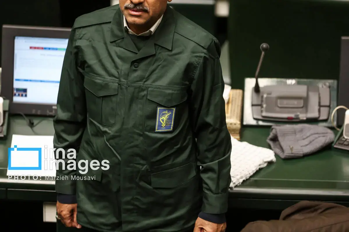 عکس یادگاری نمایندگان مجلس با لباس سپاه