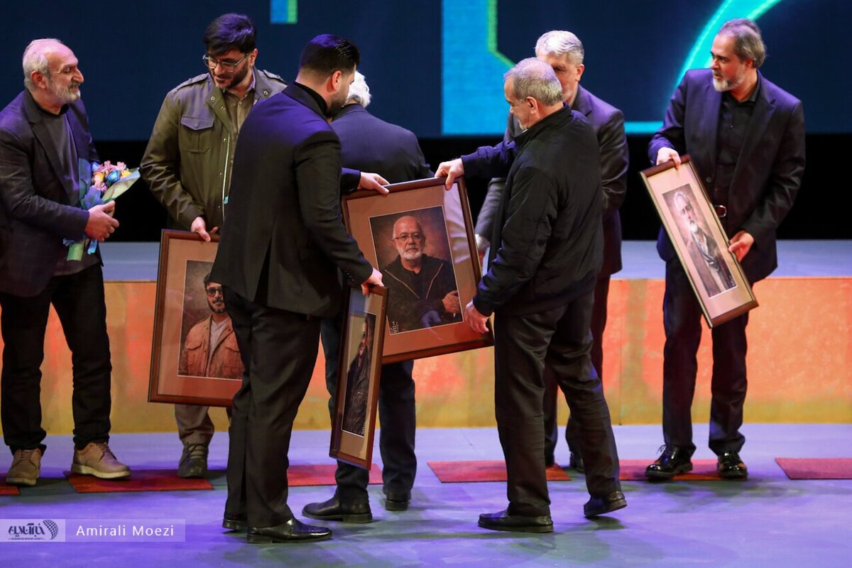 اهدای جوایز برندگان جشنواره فیلم فجر