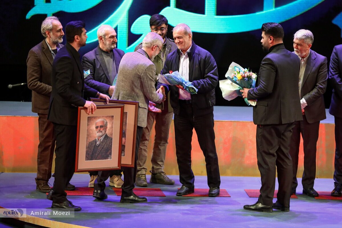 اهدای جوایز برندگان جشنواره فیلم فجر
