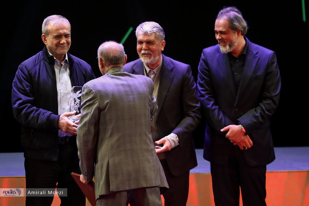 اهدای جوایز برندگان جشنواره فیلم فجر