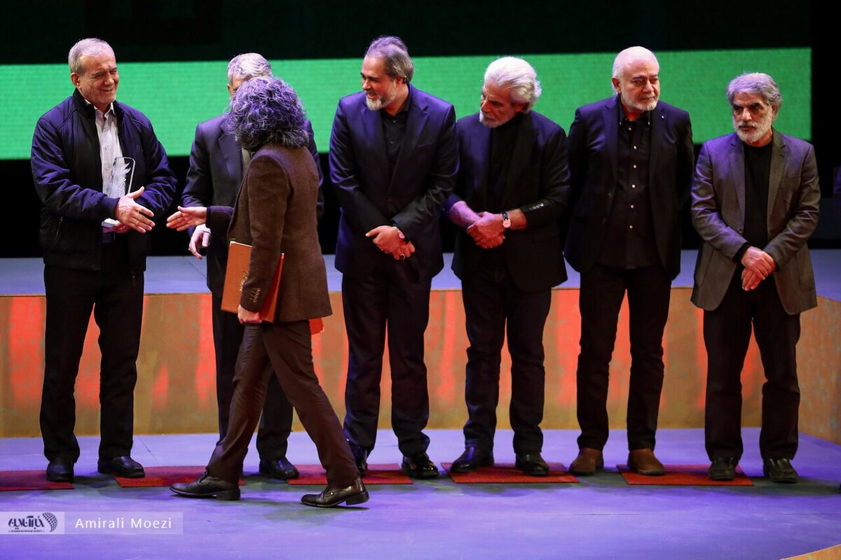 اهدای جوایز برندگان جشنواره فیلم فجر