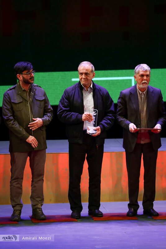 اهدای جوایز برندگان جشنواره فیلم فجر