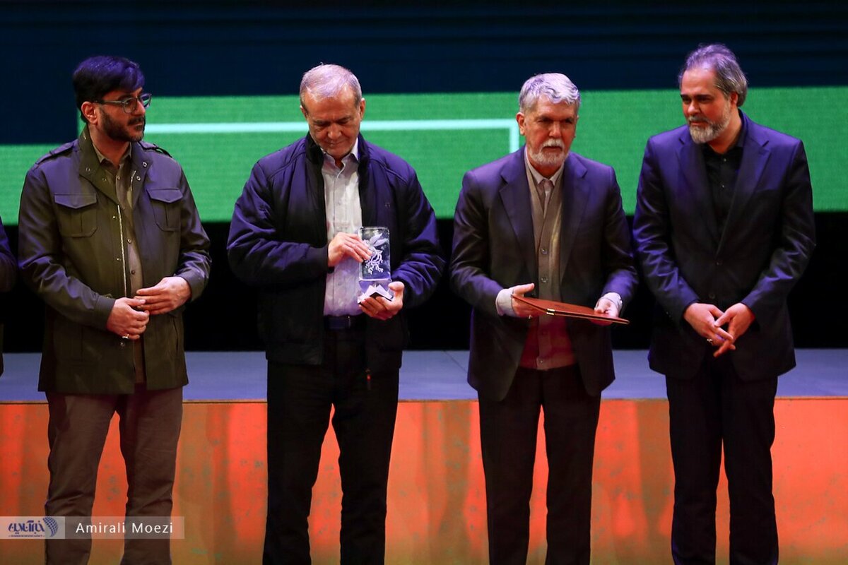اهدای جوایز برندگان جشنواره فیلم فجر